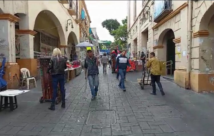 Comerciantes formales e informales de Cuernavaca venden en las calles