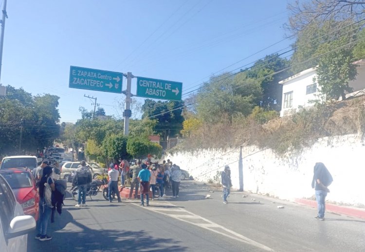 Provocan caos vecinos de E.  Zapata por cierre de vialidades