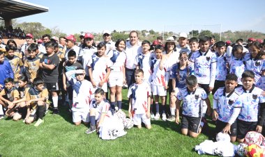 Inauguró cancha de fut en  Jonacatepec el gobernador