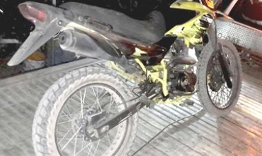 Adolescente manejaba temerariamente una moto; lo frenan y resulta hurtada