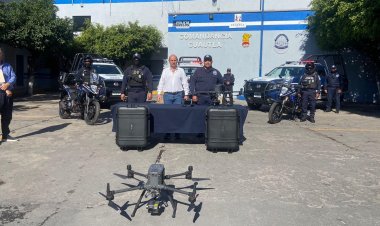 Entrega Rodrigo Arredondo 3 camionetas, motocicletas y un dron
