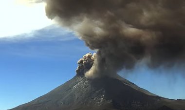 Enorme fumarola del Popocatépetl este martes