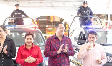 Juan Ángel Flores entregó patrullas para reforzar seguridad de Tehuixtla