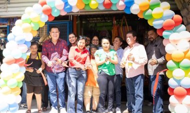 Juan Ángel Flores y comerciantes de Tehuixtla inauguraron obra