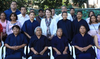 Da la bienvenida Margarita  González a Araceli Xixitla