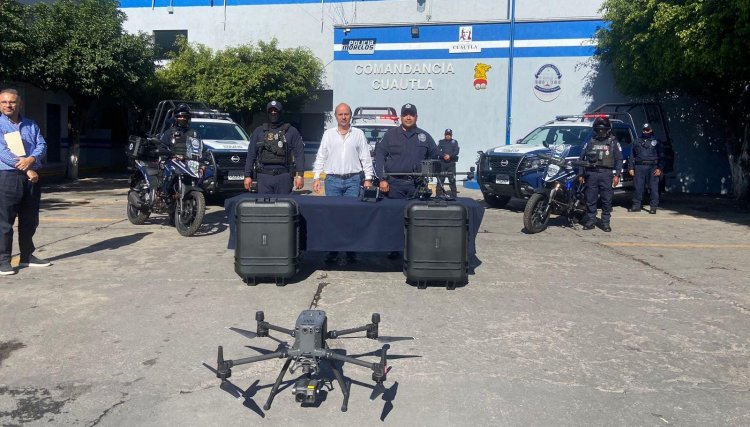 Entrega Rodrigo Arredondo 3 camionetas, motocicletas y un dron