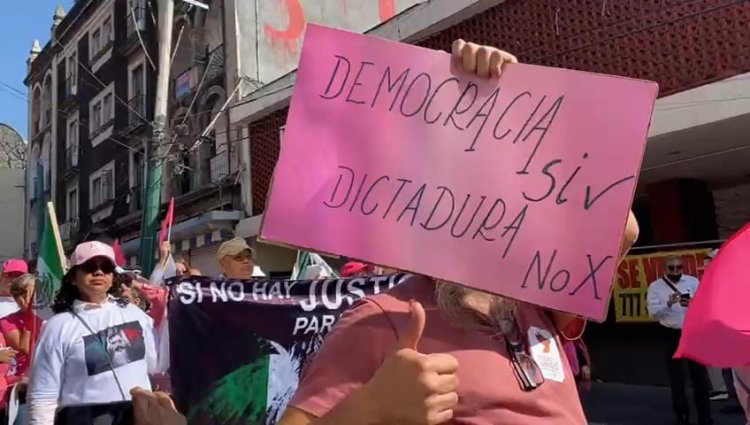 Algunas centenas en Cuernavaca se sumaron a la marcha anti AMLO