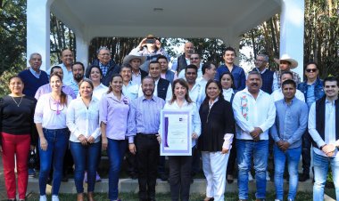 Margarita González Saravia recibe constancia del PES