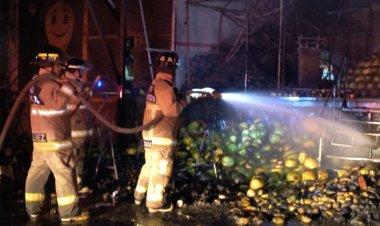 Incendio consumió cinco bodegas de plaza en Cuautla