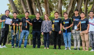 Margarita González reconoce a estudiantes de mecatrónica