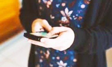 Se atrevió a tomar el teléfono de su marido; éste la golpeó, acusan