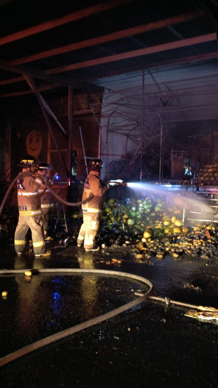 Incendio consumió cinco bodegas de plaza en Cuautla