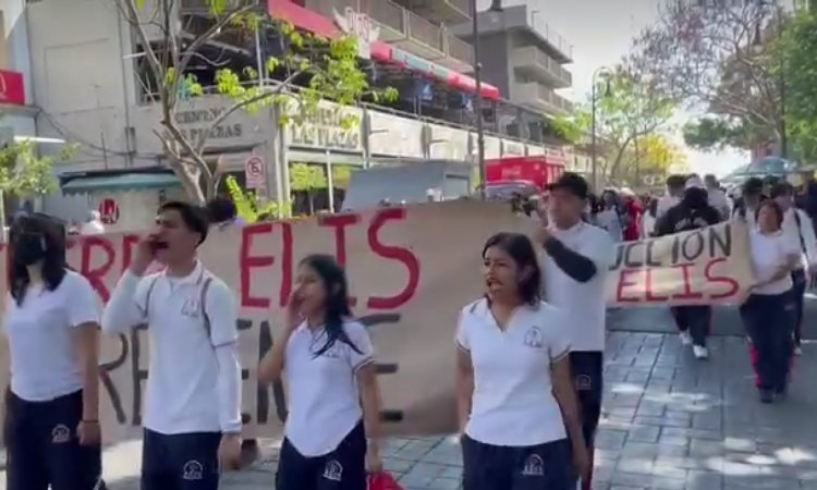 Preparatorianos exigen que les arreglen su escuela