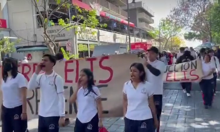 Estudiantes de E. Zapata vinieron hasta Cuernavaca a exigir mejoras en escuela