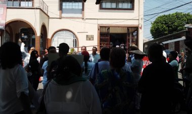 Marchan vecinos de la Mina de Tezontepec al ayuntamiento de Jiutepec