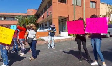 Se manifiestan en puntos diversos de Cuernavaca por agua