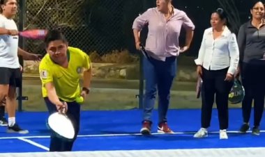 Participa Juan Ángel Flores  en 1er juego en cancha pública de pádel del país