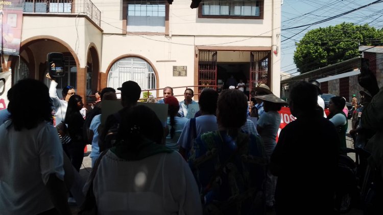Marchan vecinos de la Mina de Tezontepec al ayuntamiento de Jiutepec