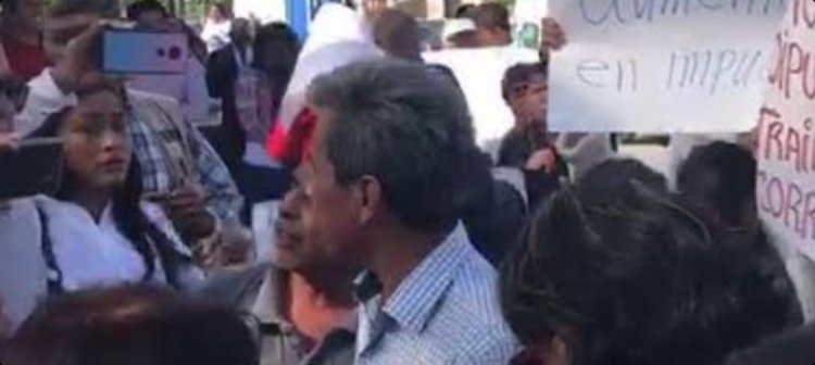 Protesta la Asociación Cívica Morelense Gustavo Salgado en la FGE