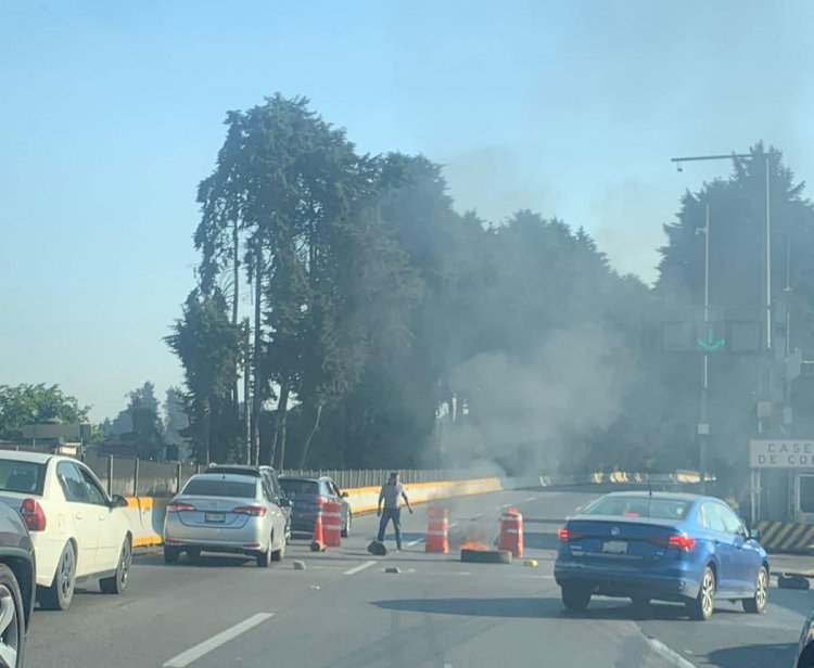 Bloquean autopista México-Cuernavaca  en demanda de apoyo contra incendios