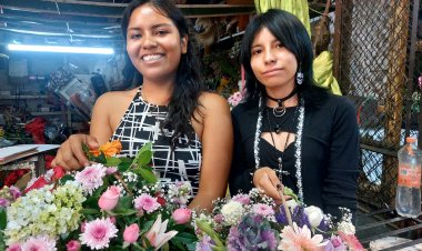 Jóvenes mantienen la tradición de regalar flores el 10 de mayo