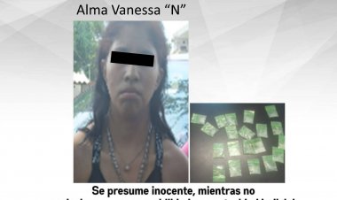 Sin pena, una chica vendía droga en vía pública en Coatlán, según acusan