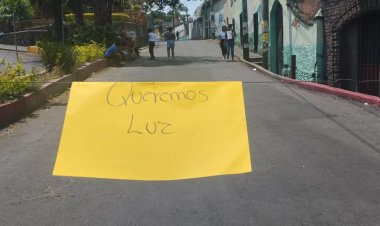 Cierran avenida Atlacomulco por falta de energía eléctrica