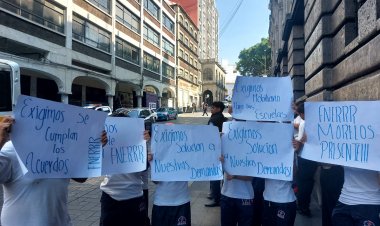 Alumnos de la Preparatoria Ejército Libertador del Sur exigen mobiliario