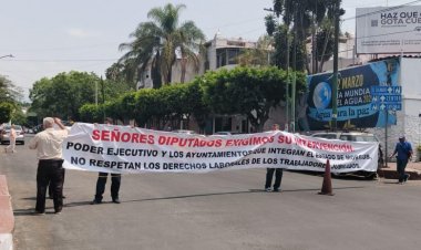 Sigue desatención a jubilados de SAPAC; volvieron a manifestarse