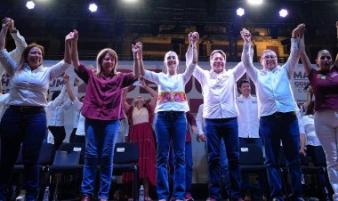 Cierra a la delantera Margarita González Saravia, acompañada de Claudia Sheinbaum