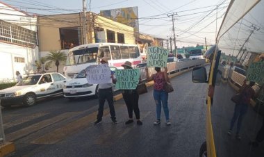 Cierran extrabajadores de Temixco la carretera federal y generan caos