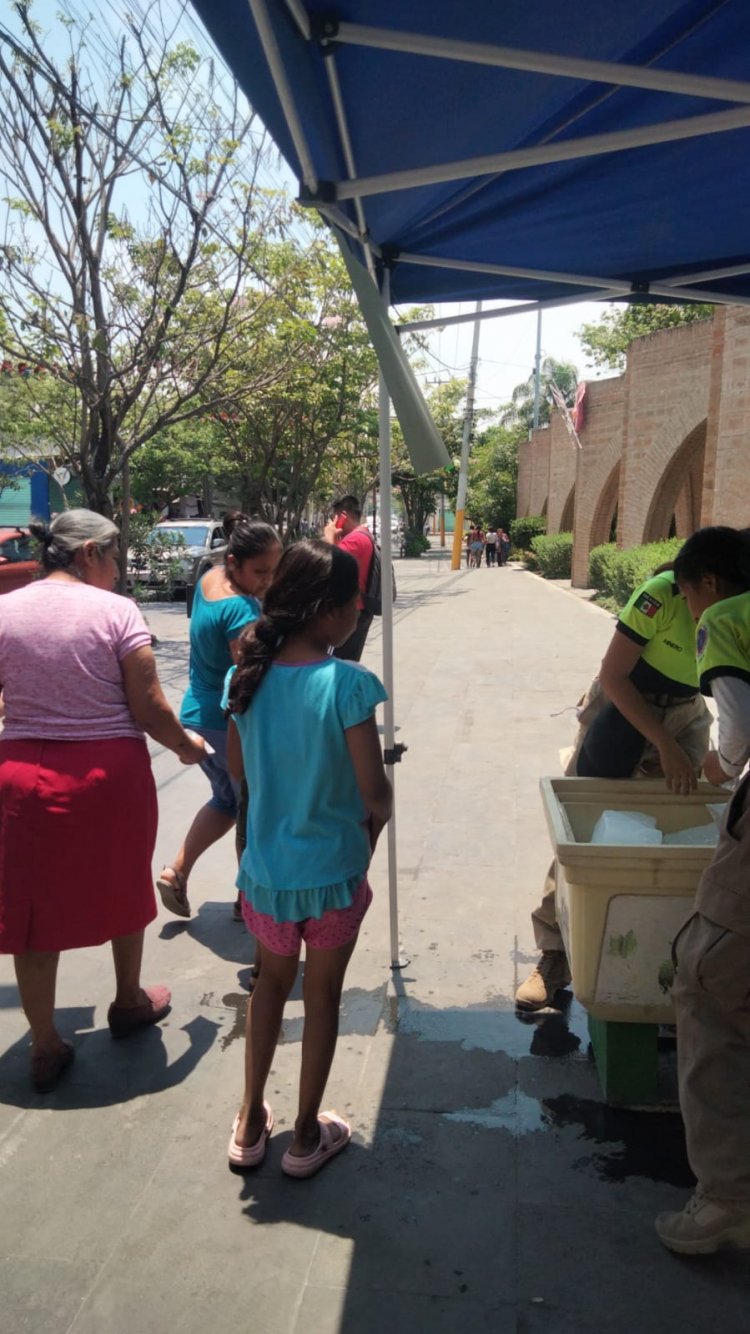 En Jojutla, ayuntamiento instaló punto de  hidratación con atención de paramédicos