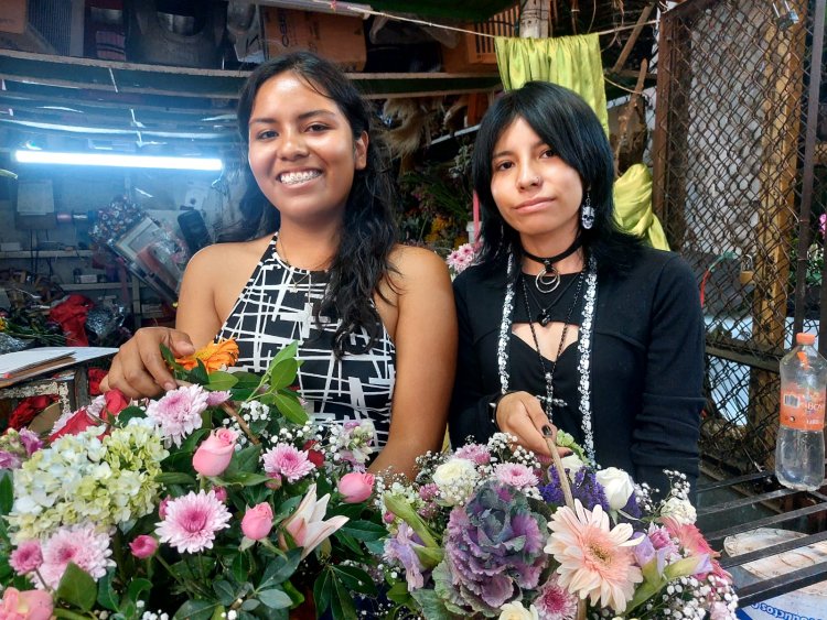 Jóvenes mantienen la tradición de regalar flores el 10 de mayo