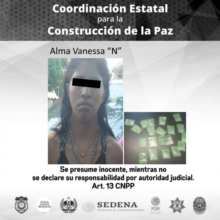 Sin pena, una chica vendía droga en vía pública en Coatlán, según acusan