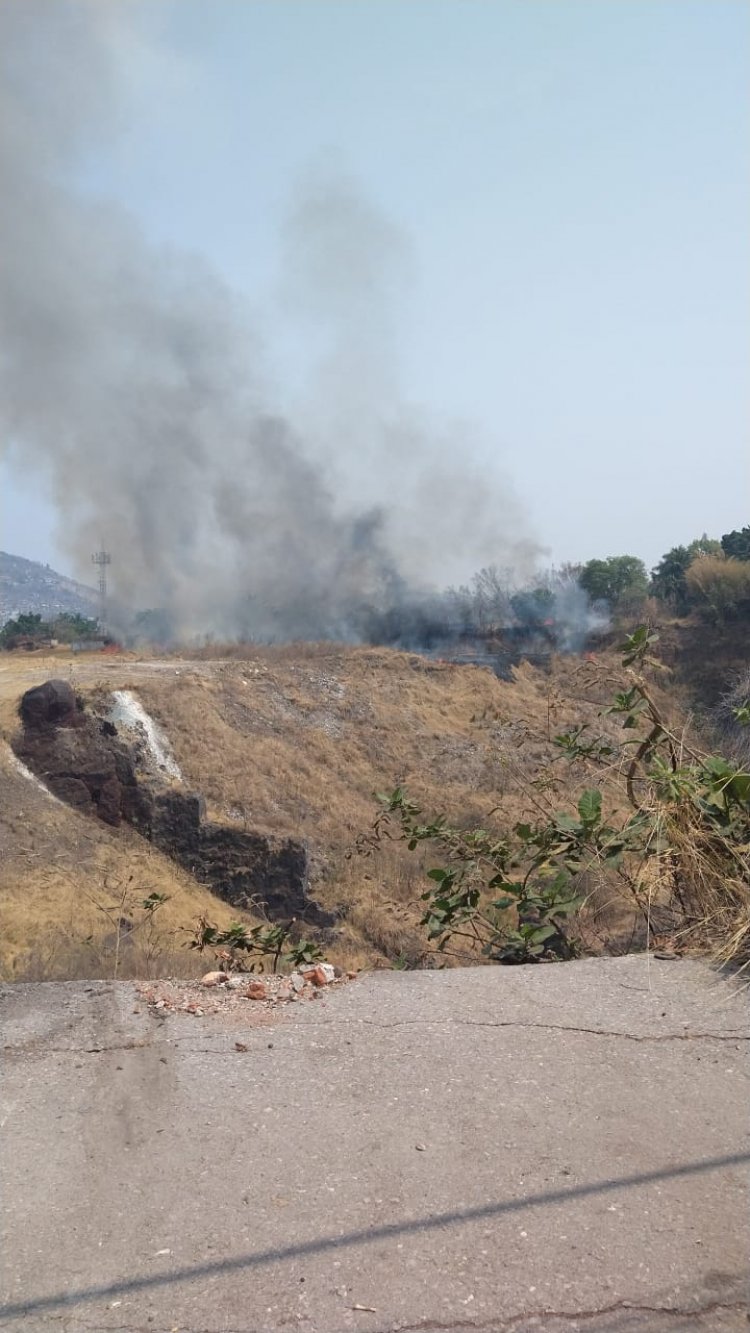 Se mantiene vivo incendio en mina de Tezontepec, sin acción de la autoridad