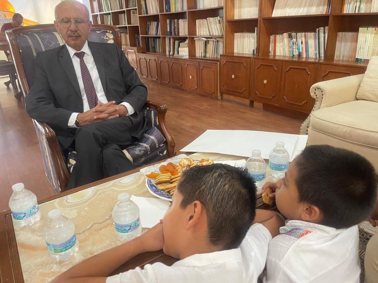 Niños mexicanos visitan a embajador de Palestina con mensaje de paz