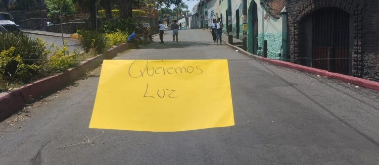 Cierran avenida Atlacomulco por falta de energía eléctrica