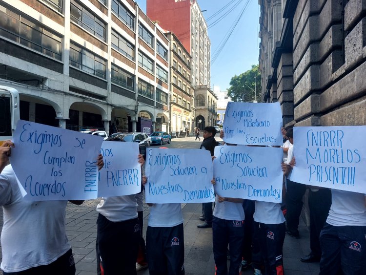 Alumnos de la Preparatoria Ejército Libertador del Sur exigen mobiliario
