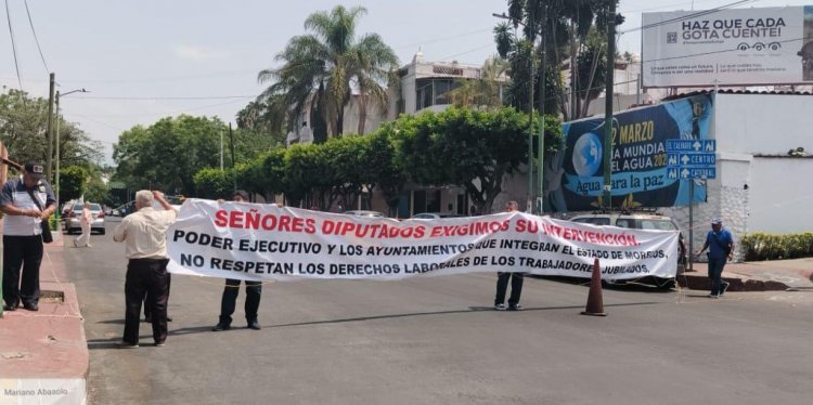 Sigue desatención a jubilados de SAPAC; volvieron a manifestarse