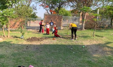 Alumnos de la comunidad indígena de Alpuyeca plantaron árboles
