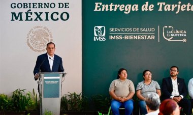 Ejecutivos federal y estatal  entregan tarjetas de salud