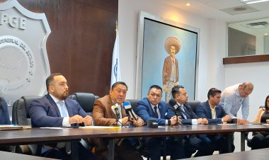 Repite el fiscal su afirmación de que se queda en el cargo