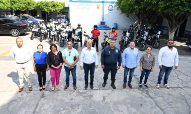 Por primera vez en Cuautla Rodrigo Arredondo entrega dos motoambulancias