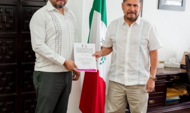 Israel Calderón sustituye a M. Boggio frente a la Oficina de la Gubernatura