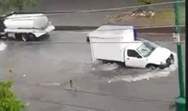 Inundación con malos olores en zona de Torres de Civac