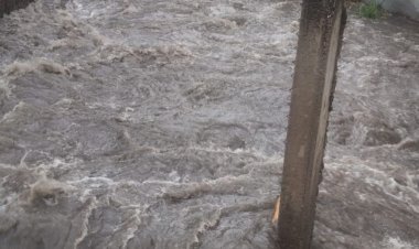 Lluvias hacen desbordar la barranca Gachupina de Jiutepec