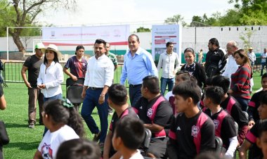 Con rehabilitación de carretera y cancha, el gobierno estatal apoya a Xochitepec