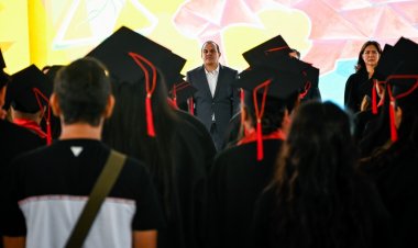 Reconoció el gobernador a graduados de Upemor como gran ejemplo de lucha