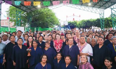 Tetelcingas visten con chincuete a Margarita González Saravia