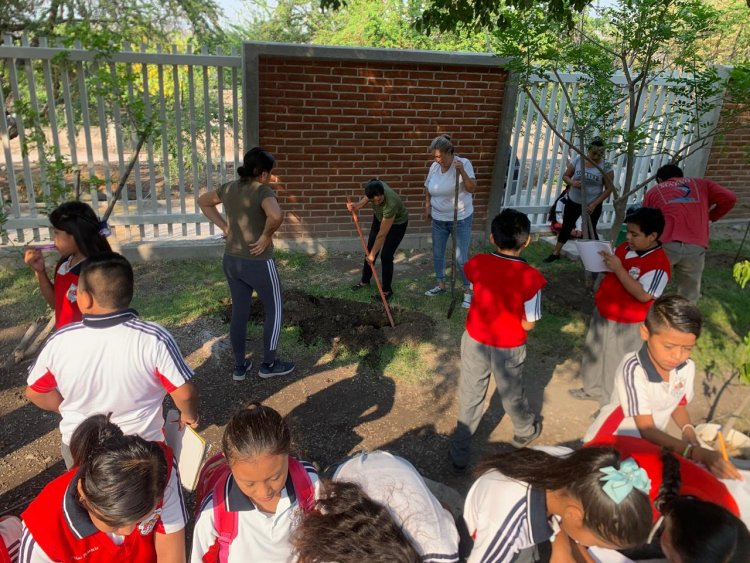 Acción ambiental de alumnos de la comunidad indígena de Alpuyeca